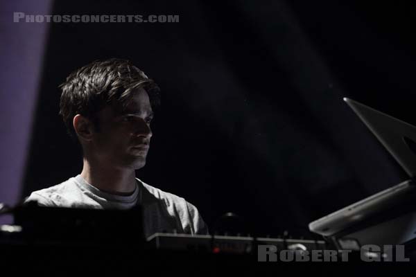 JON HOPKINS - 2014-06-05 - PARIS - Espace Charlie Parker - Grande Halle - Jonathan Julian Hopkins